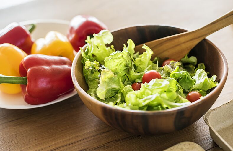 Lecho salatası, lezzetli ve sağlıklı bir garnitür olarak hizmet edebilir. 