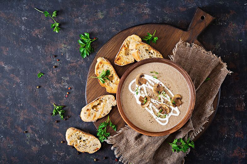 Mantar püresi çorbası - sağlıklı bir diyet için kokulu bir yemek