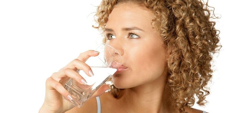 İçme diyetinde diğer sıvılara ek olarak 1, 5 litre arıtılmış su tüketmeniz gerekir. 
