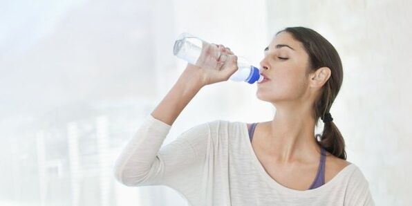Hızlı kilo vermek için her gün en az 2 litre su içmeniz gerekir. 